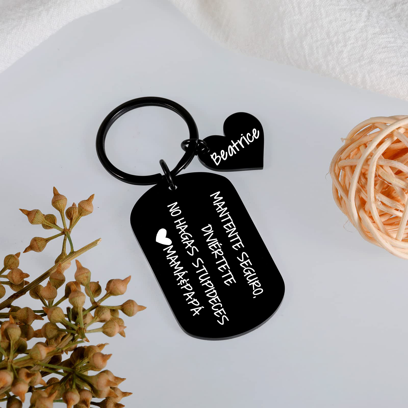 Llavero de placa "MANTENTE SEGURO, DIVIÉRTETE, NO HAGAS STUPIDECES" a hijo de padres 1 nombre personalizado-Jessemade ES