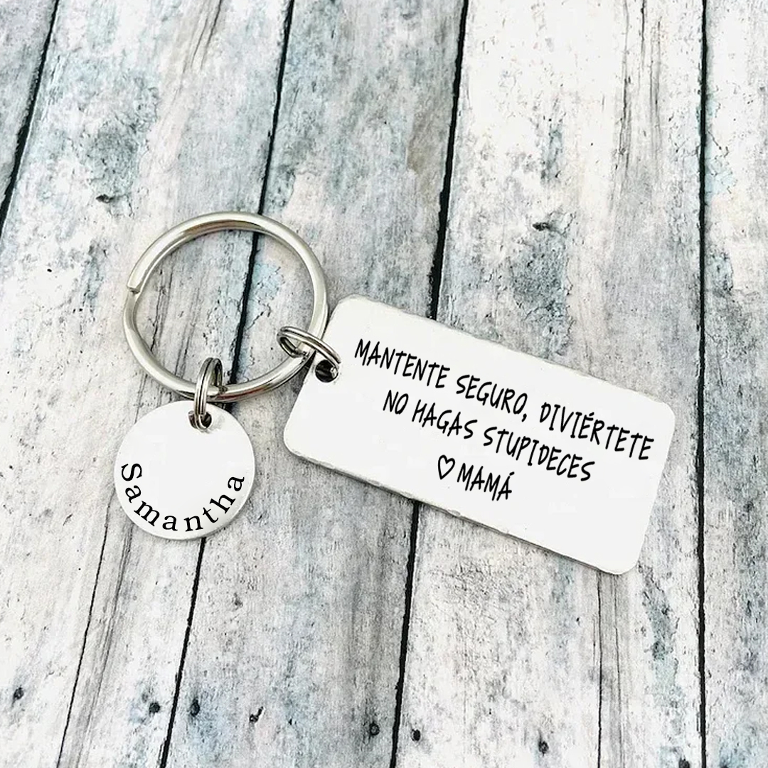 Llavero de placa "MANTENTE SEGURO, DIVIÉRTETE, NO HAGAS STUPIDECES" a hijo de padres 1 nombre personalizado-Jessemade ES
