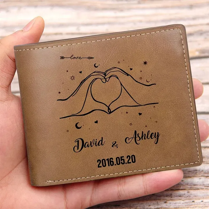 Cartera, billetera posando corazón con manos para pareja personalizada con 2 nombres y fecha-Jessemade ES