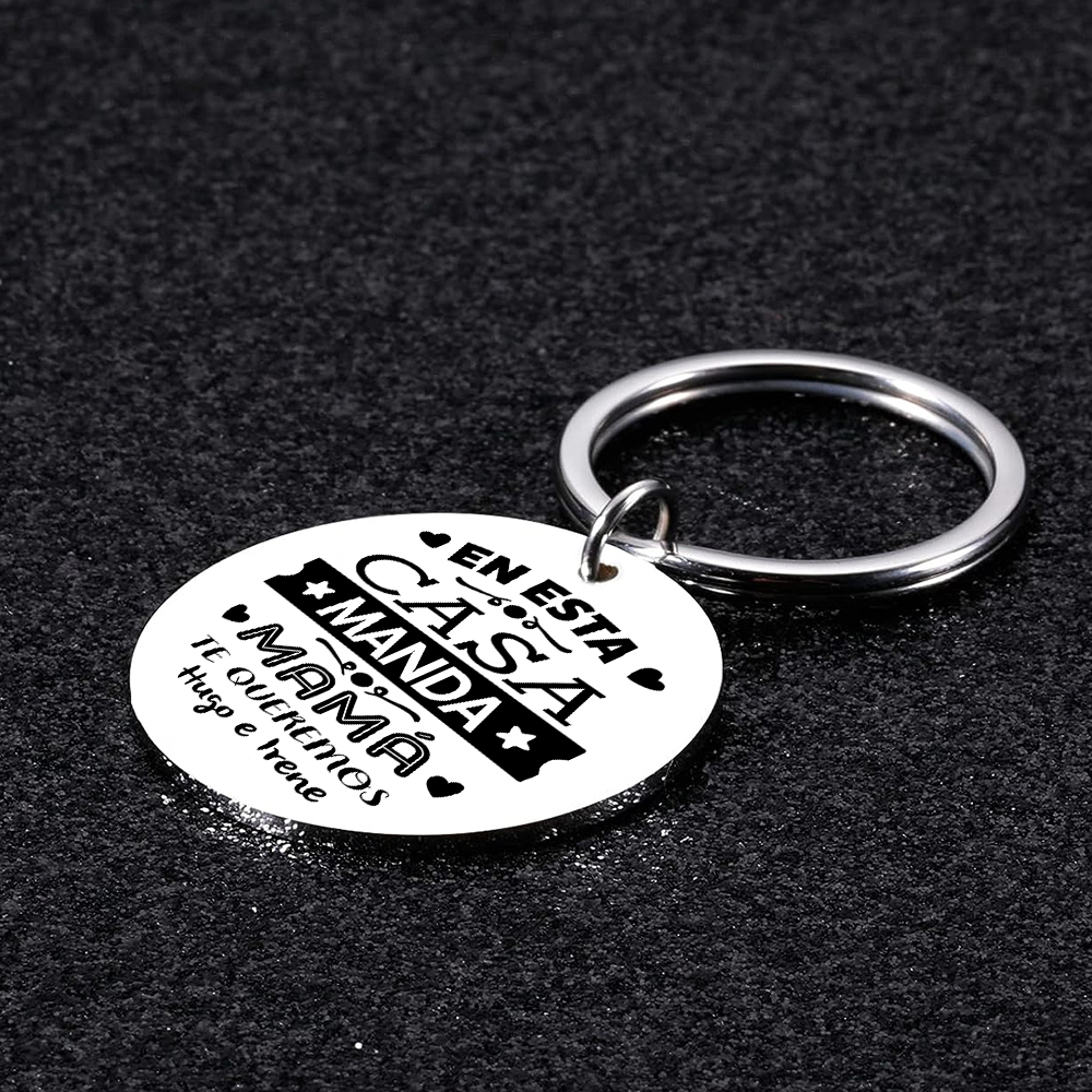 A mi mamá - Llavero de placa redonda "mamá manda" con 1 texto personalizado-Jessemade ES