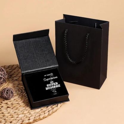 Unidad de una caja y bolsa con tarjeta a mi papá