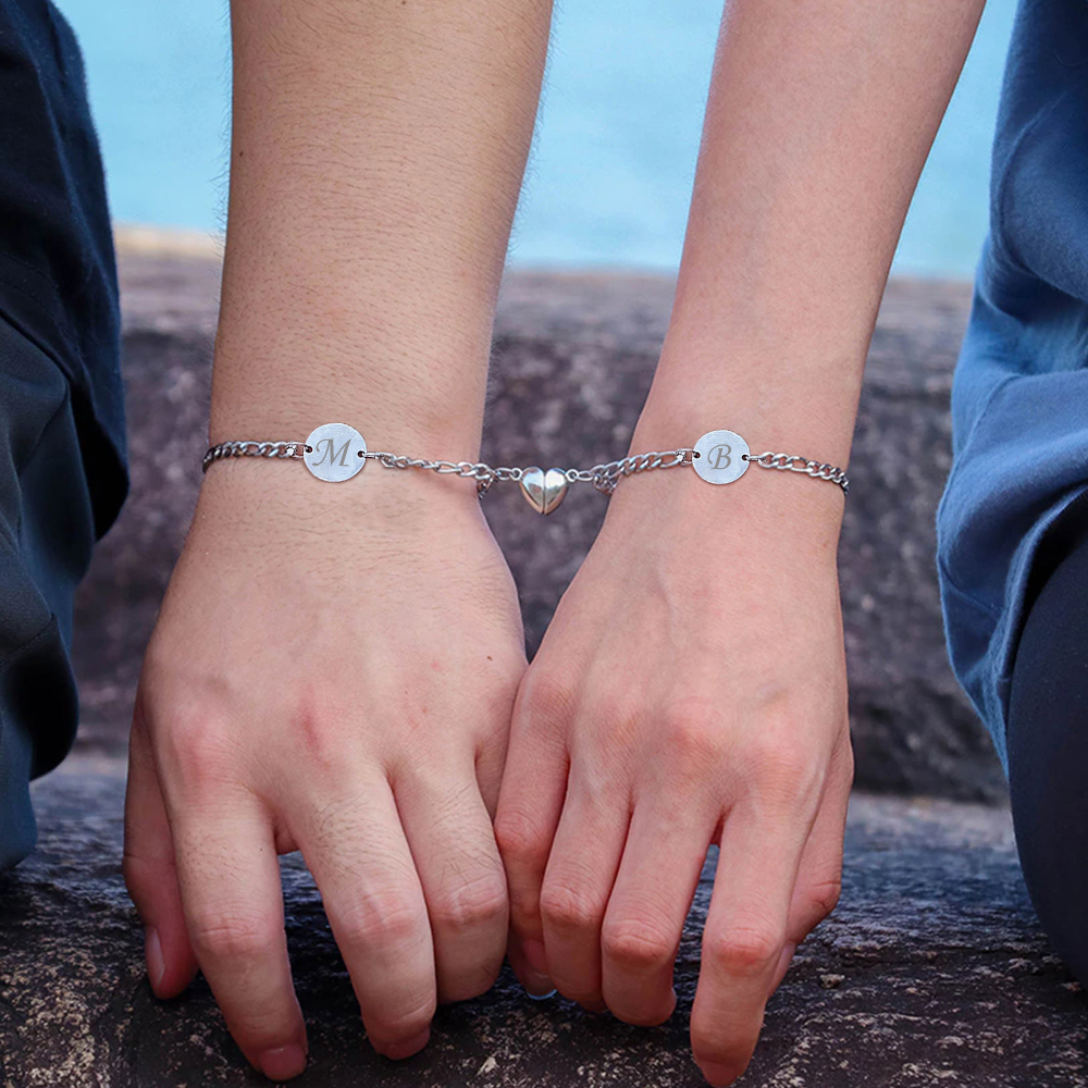 Pulseras de acero personalizadas para pareja con dije de corazón de rompecabezas magnético 2 letras-Jessemade ES