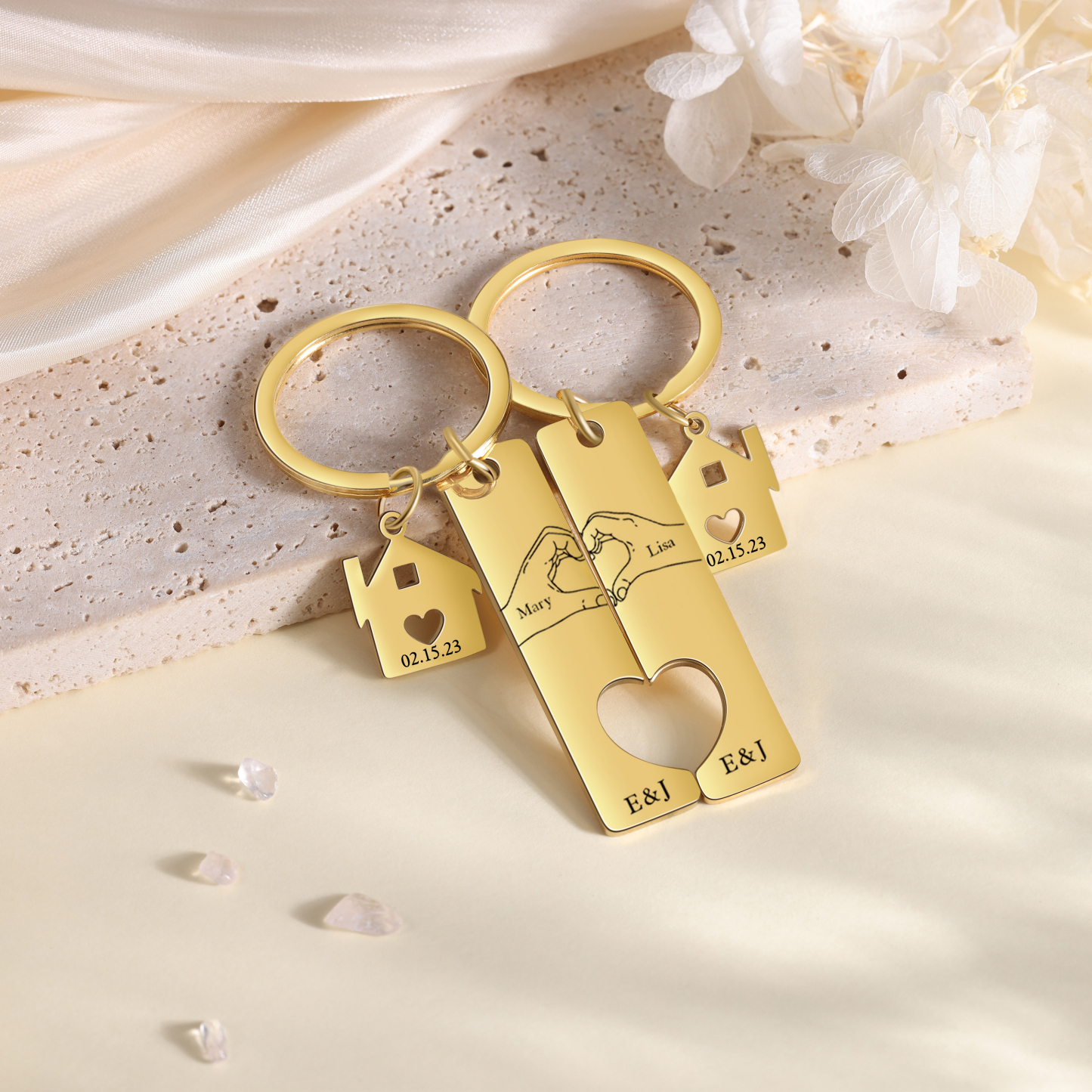 Llavero para pareja posando corazón con manos 2 nombres, 2 letras personalizados con fecha dije de casa-Jessemade ES