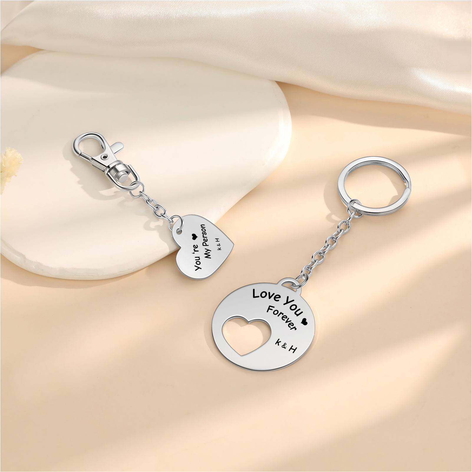 Llavero para pareja placa y corazón personalizado con 2 letras y 2 textos-Jessemade ES