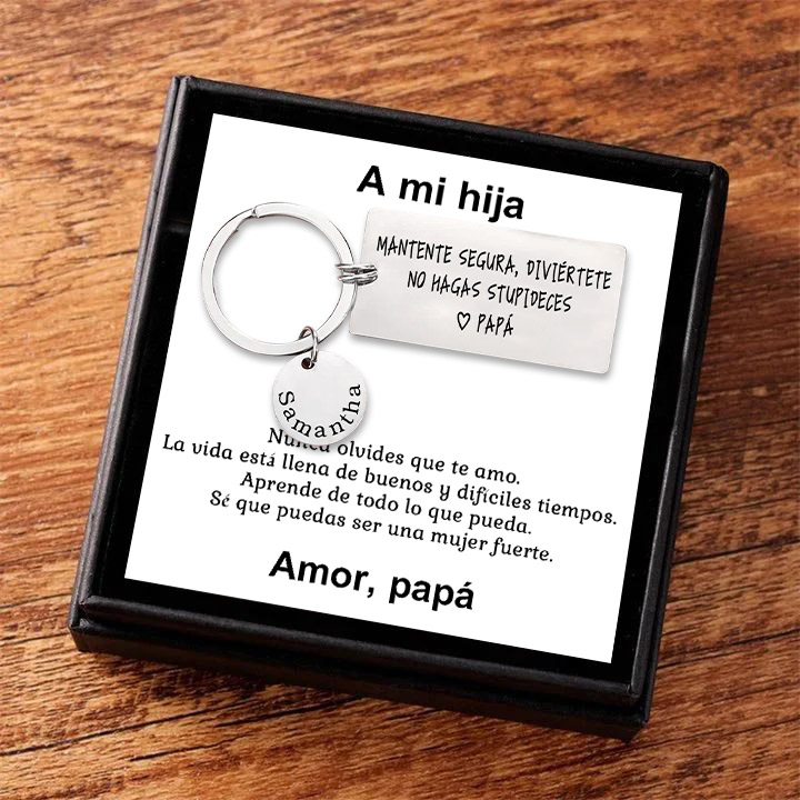 Llavero de placa "MANTENTE SEGURA, DIVIÉRTETE, NO HAGAS STUPIDECES" a hija de padres 1 nombre personalizado-Jessemade ES