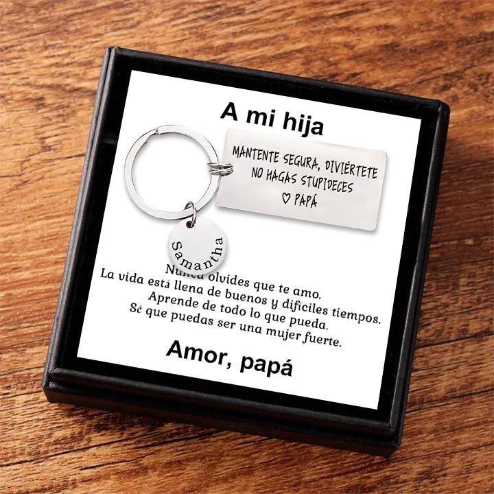 Llavero de placa "MANTENTE SEGURA, DIVIÉRTETE, NO HAGAS STUPIDECES" a hija de padres 1 nombre personalizado-Jessemade ES