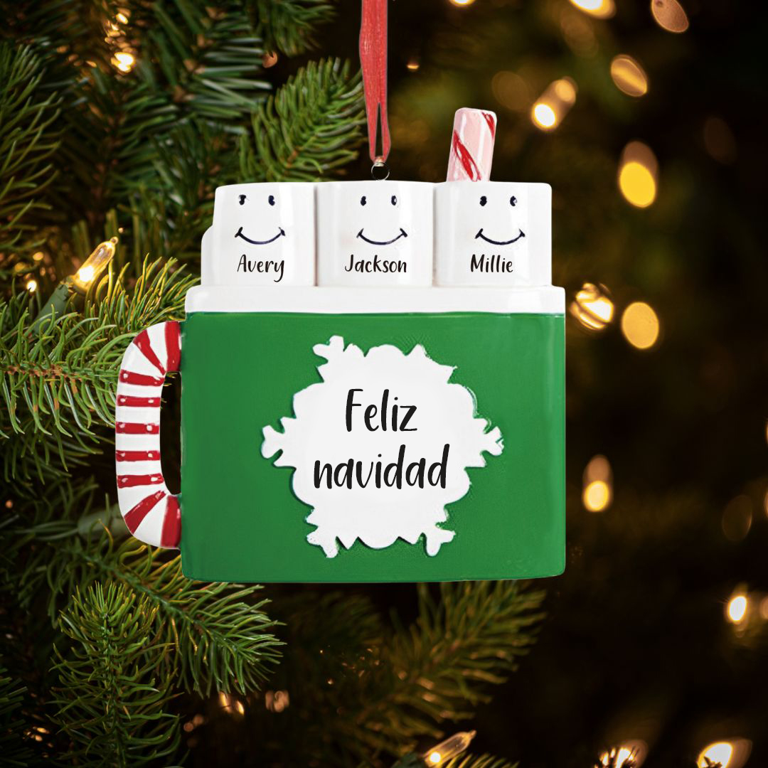 Navidad-Ornamento muñecos navideño de madera taza 3 nombres y 1 texto personalizados adorno del árbol-Jessemade ES