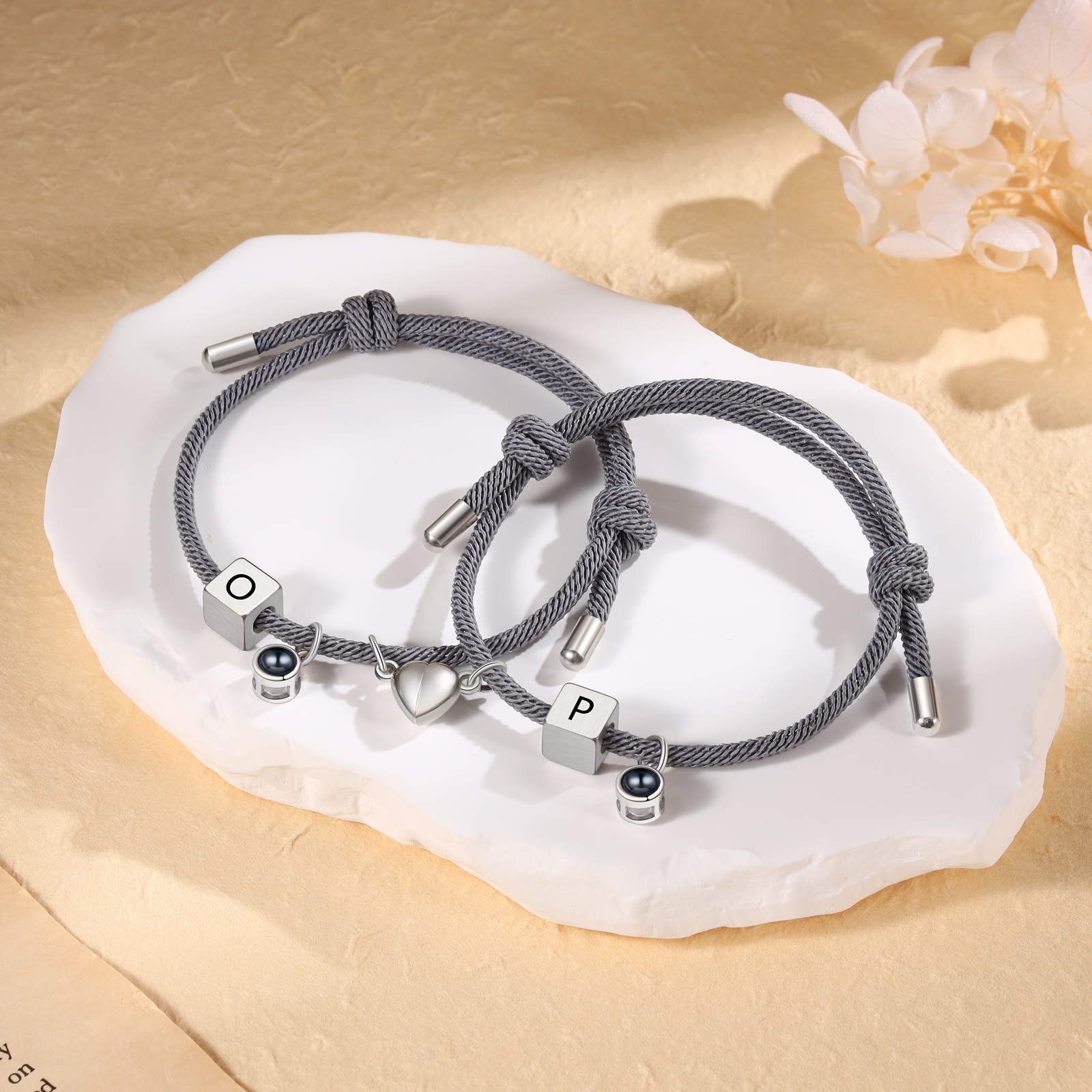 Pulsera de cuerda para pareja personalizada con 2 letras con proyección de foto y dije de corazón magnético-Jessemade ES