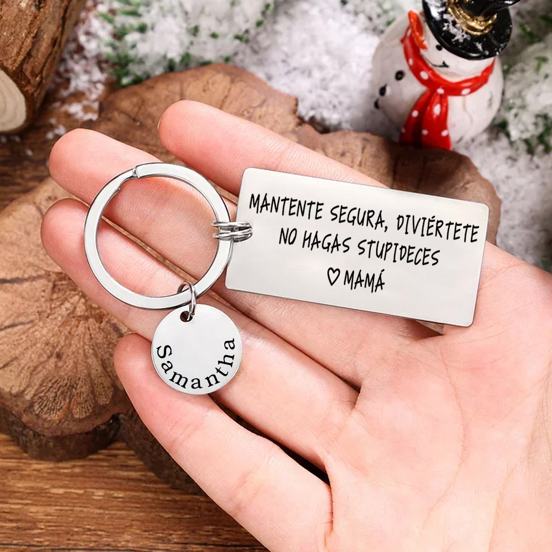Llavero de placa "MANTENTE SEGURA, DIVIÉRTETE, NO HAGAS STUPIDECES" a hija de padres 1 nombre personalizado-Jessemade ES