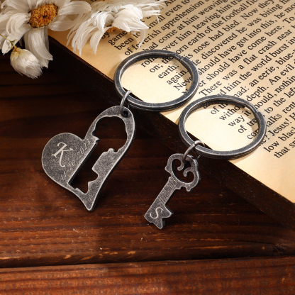 Llavero para pareja corazón y llave personalizado con 2 letras y fecha-Jessemade ES