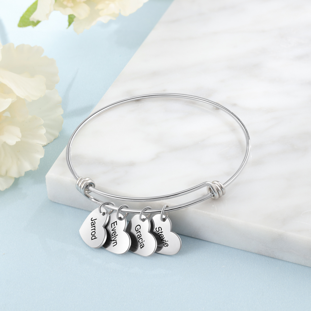 Pulsera con 4 nombres personalizados y 4 dijes de corazón-Jessemade ES