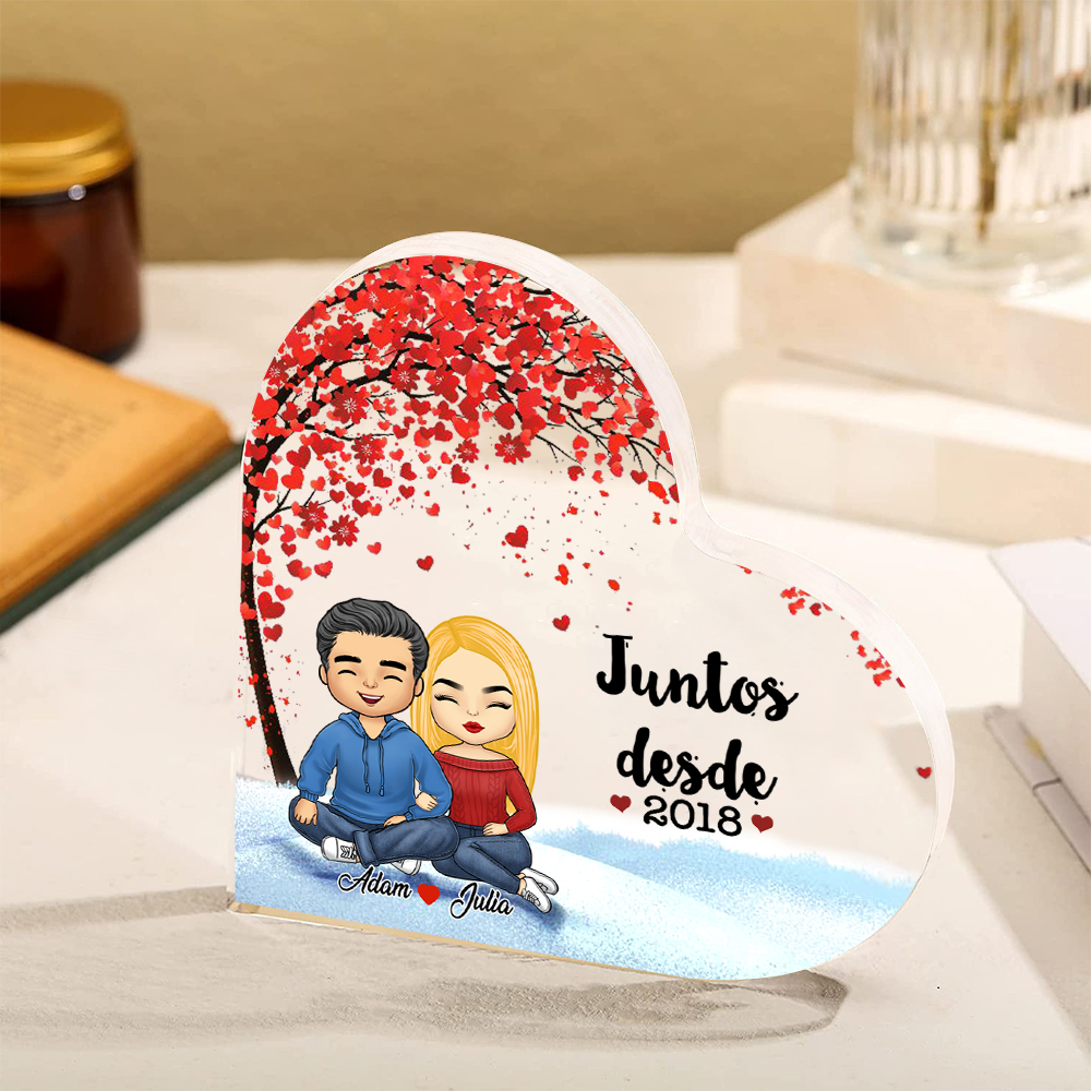 Placa de acrílico en forma de corazón con 2 nombres, año y figuras personalizados