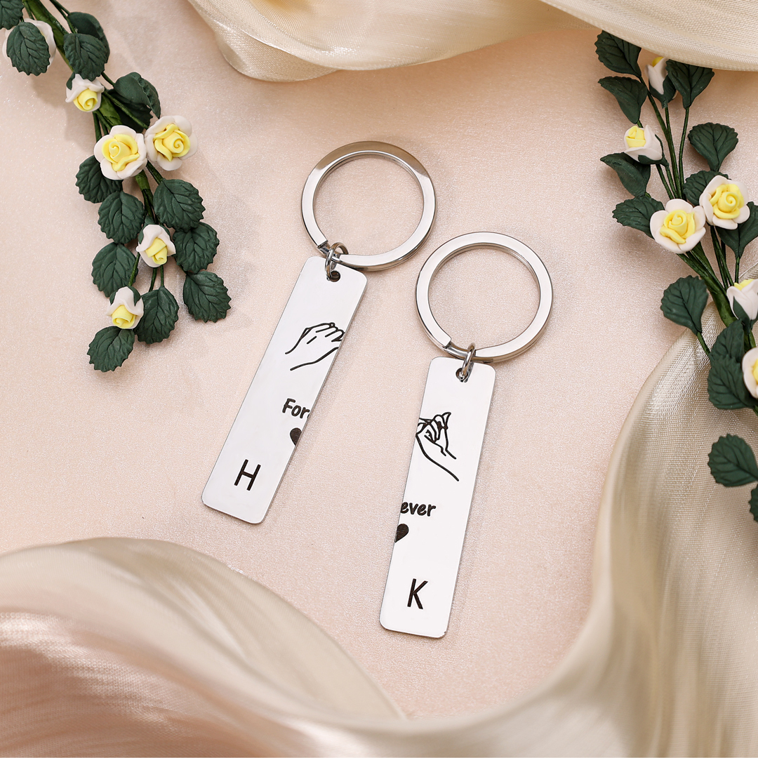 Con caja Navidad - Llavero para pareja dedos cogidos 2 letras en personalizar-Jessemade ES