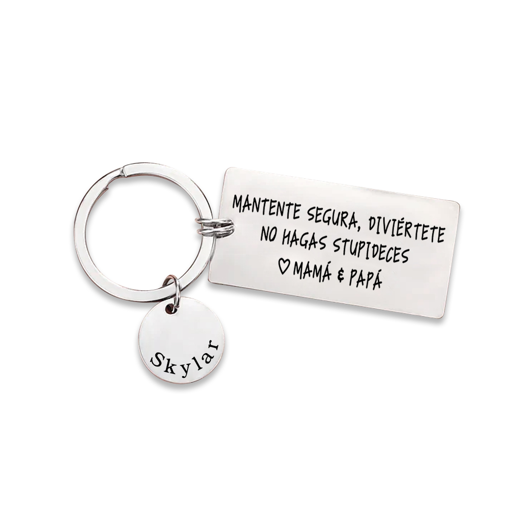Llavero de placa "MANTENTE SEGURA, DIVIÉRTETE, NO HAGAS STUPIDECES" a hija de padres 1 nombre personalizado-Jessemade ES