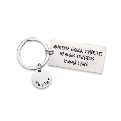 Llavero de placa "MANTENTE SEGURA, DIVIÉRTETE, NO HAGAS STUPIDECES" a hija de padres 1 nombre personalizado-Jessemade ES