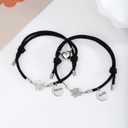Pulsera de dos piezas de cuerda 2 nombres personalizados para pareja con dije magnético con araña y telaraña