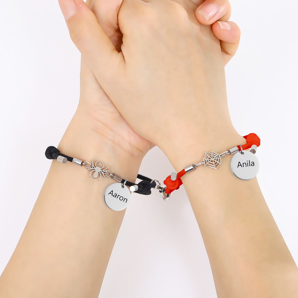 Pulsera de dos piezas de cuerda 2 nombres personalizados para pareja con dije magnético con araña y telaraña