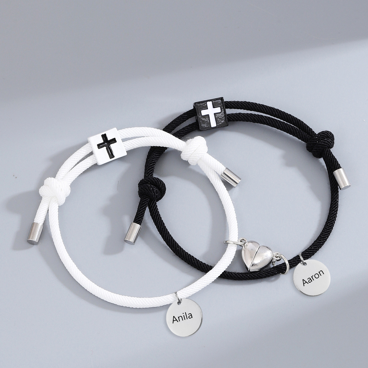 Pulsera de dos piezas de cuerda 2 nombres personalizados para pareja con dije magnético con cruz