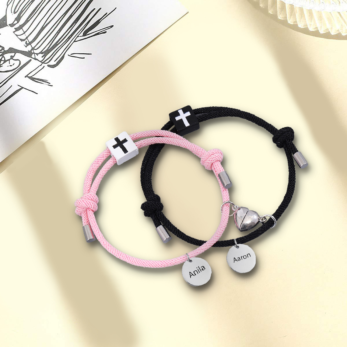Pulsera de dos piezas de cuerda 2 nombres personalizados para pareja con dije magnético con cruz