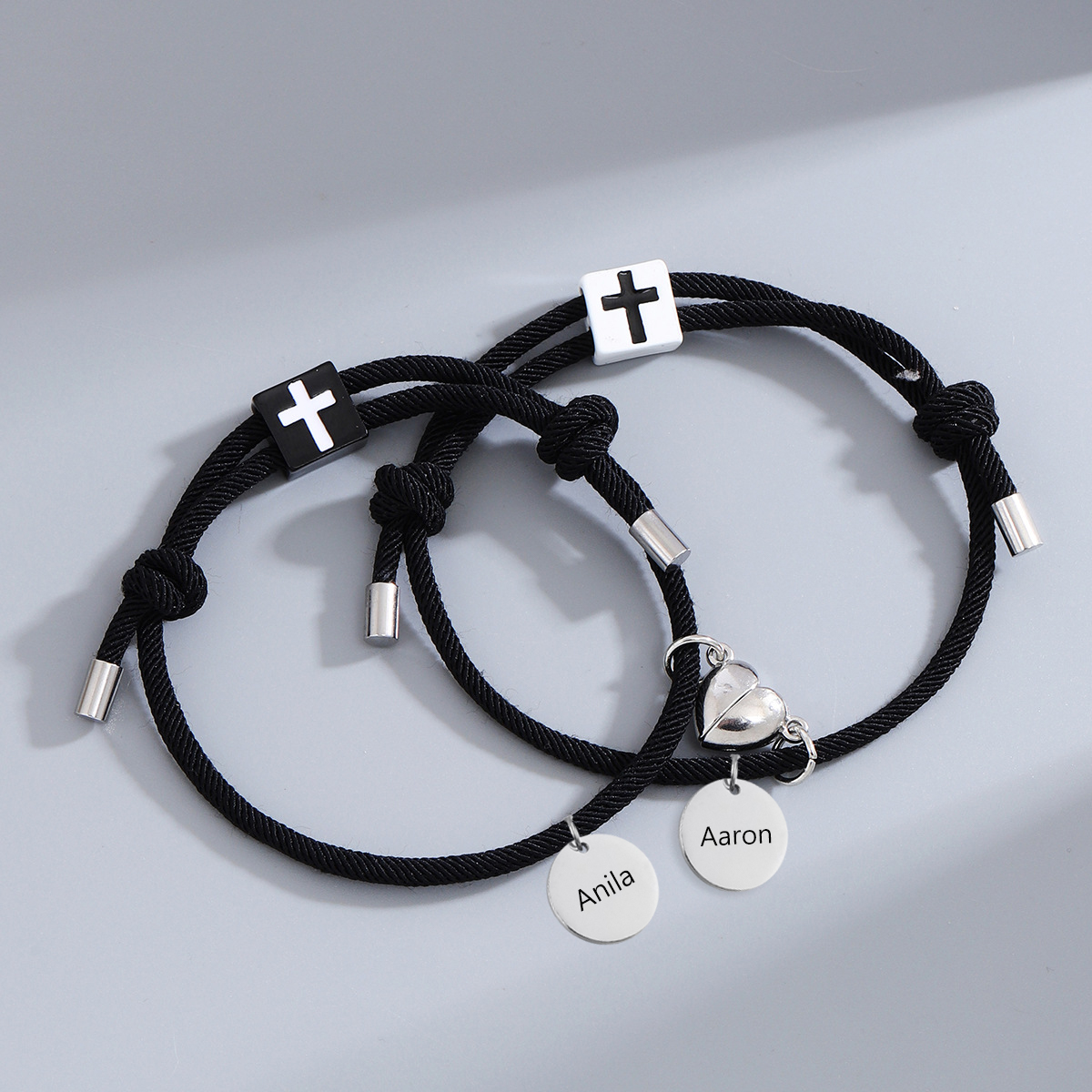Pulsera de dos piezas de cuerda 2 nombres personalizados para pareja con dije magnético con cruz