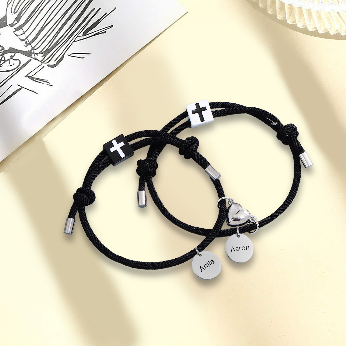 Pulsera de dos piezas de cuerda 2 nombres personalizados para pareja con dije magnético con cruz