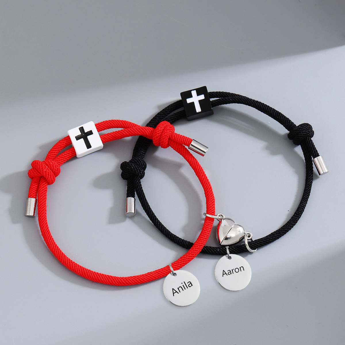 Pulsera de dos piezas de cuerda 2 nombres personalizados para pareja con dije magnético con cruz