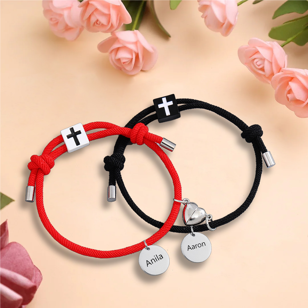 Pulsera de dos piezas de cuerda 2 nombres personalizados para pareja con dije magnético con cruz