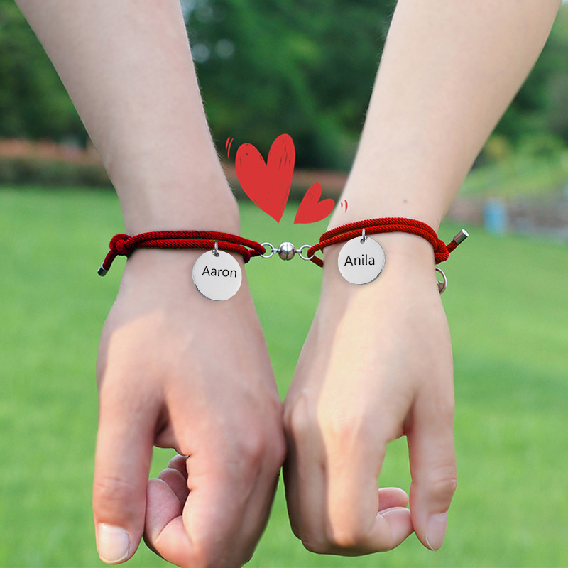 Pulsera de dos piezas de cuerda con 2 nombres personalizados para pareja con dije magnético