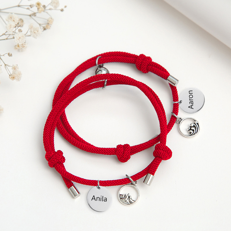 Pulsera de dos piezas de cuerda con 2 nombres personalizados para pareja con dije magnético