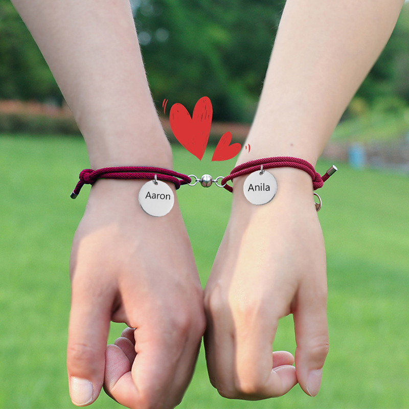 Pulsera de dos piezas de cuerda con 2 nombres personalizados para pareja con dije magnético
