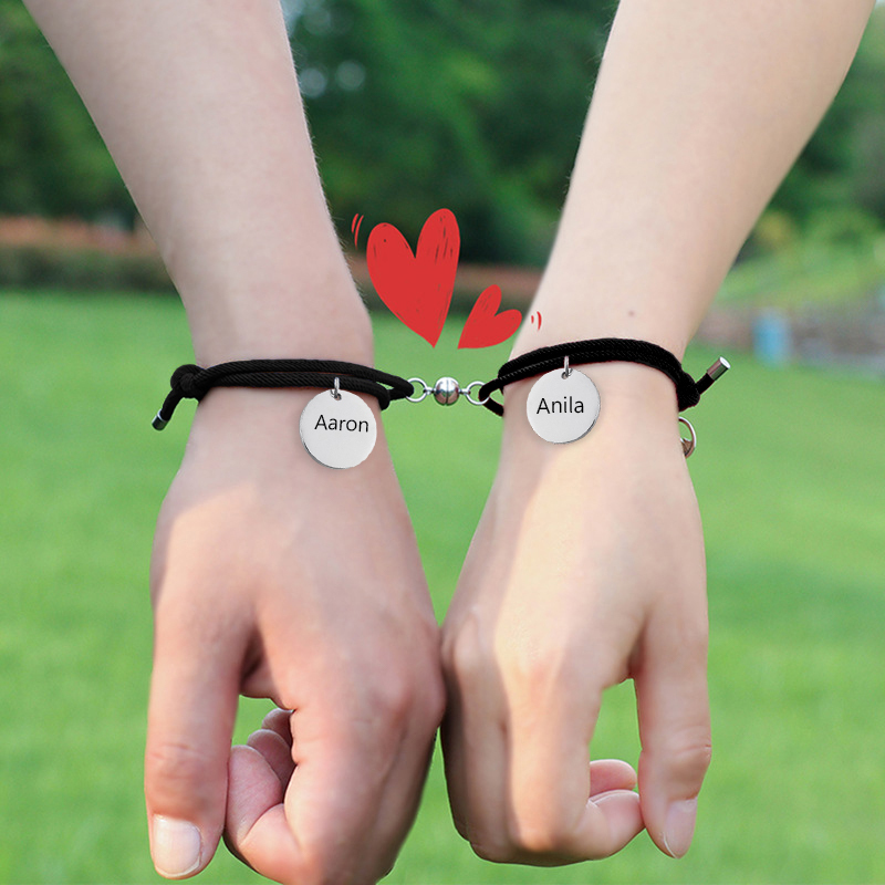Pulsera de dos piezas de cuerda con 2 nombres personalizados para pareja con dije magnético