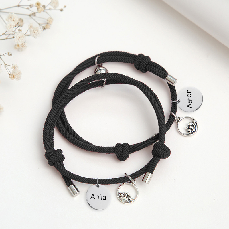 Pulsera de dos piezas de cuerda con 2 nombres personalizados para pareja con dije magnético