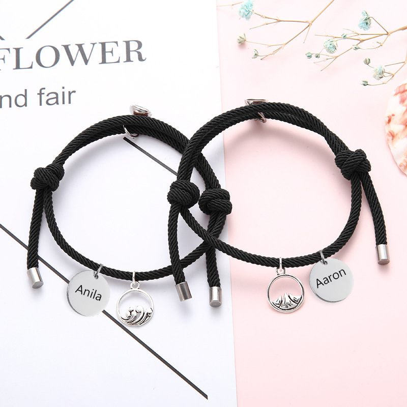 Pulsera de dos piezas de cuerda con 2 nombres personalizados para pareja con dije magnético
