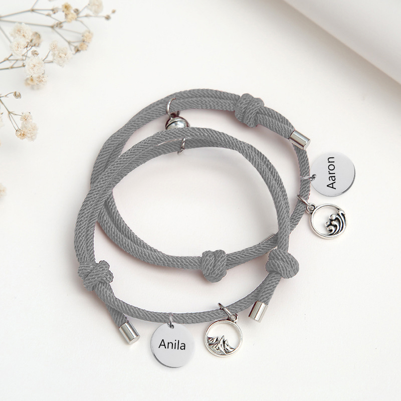 Pulsera de dos piezas de cuerda con 2 nombres personalizados para pareja con dije magnético