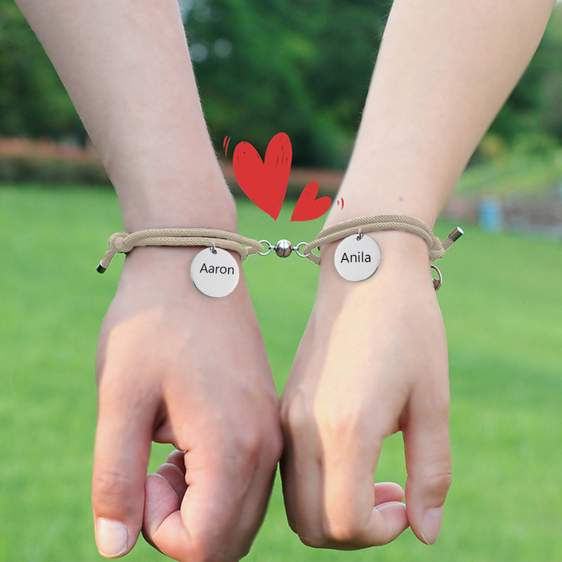Pulsera de dos piezas de cuerda con 2 nombres personalizados para pareja con dije magnético