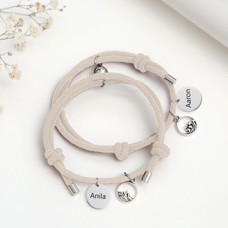 Pulsera de dos piezas de cuerda con 2 nombres personalizados para pareja con dije magnético
