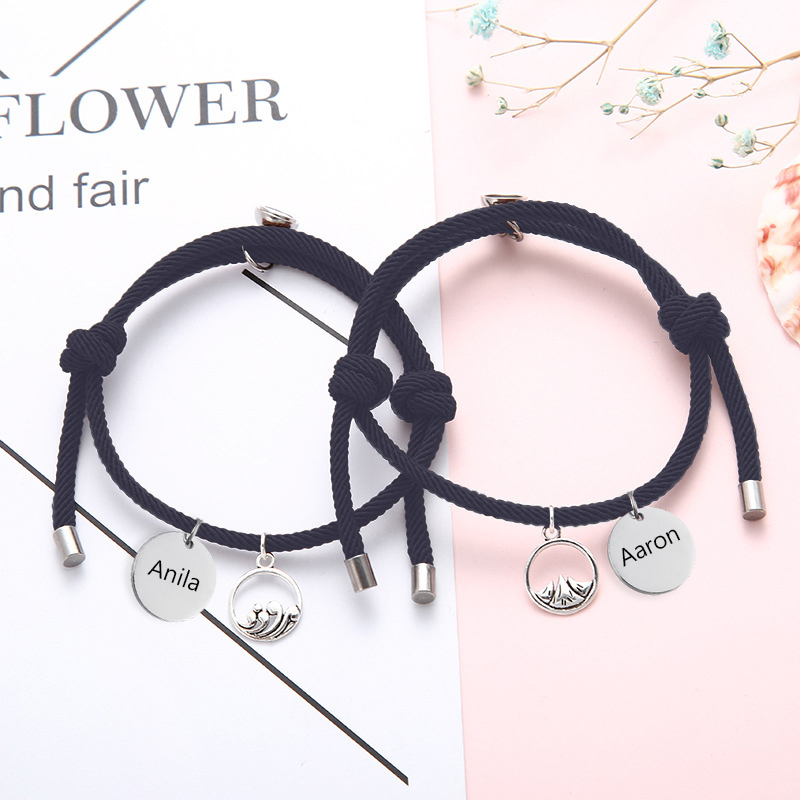 Pulsera de dos piezas de cuerda con 2 nombres personalizados para pareja con dije magnético