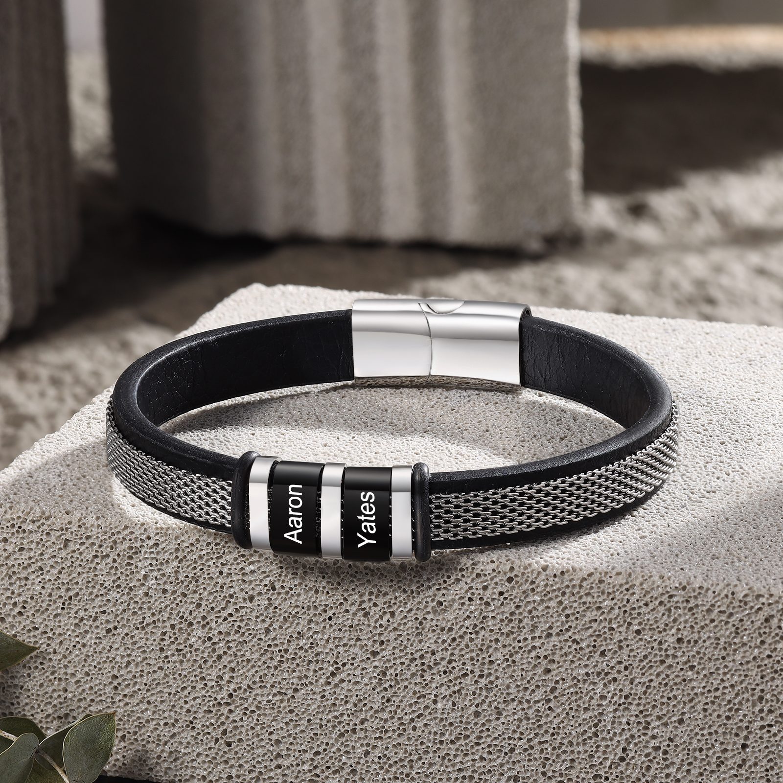 Pulsera de cadena y cuero para hombre con 2 nombres personalizados en aros | Jessemade