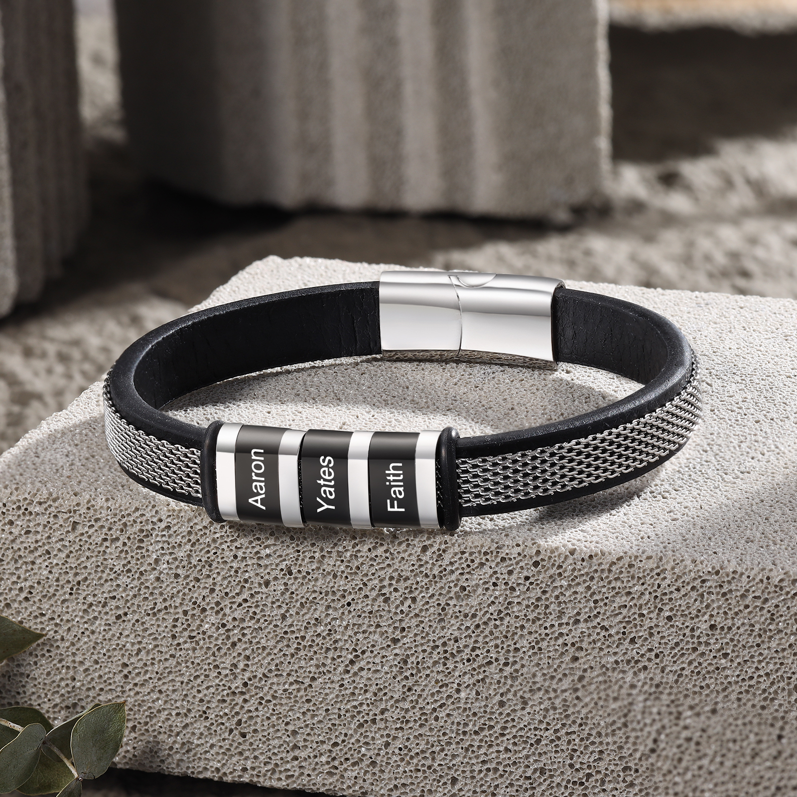 Pulsera de cadena y cuero para hombre con 3 nombres personalizados en aros | Jessemade