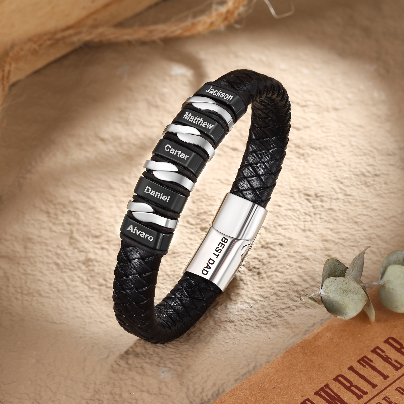 Pulsera de cuero trenzado para hombre con 5 nombres y 1 texto personalizados en aros | Jessemade