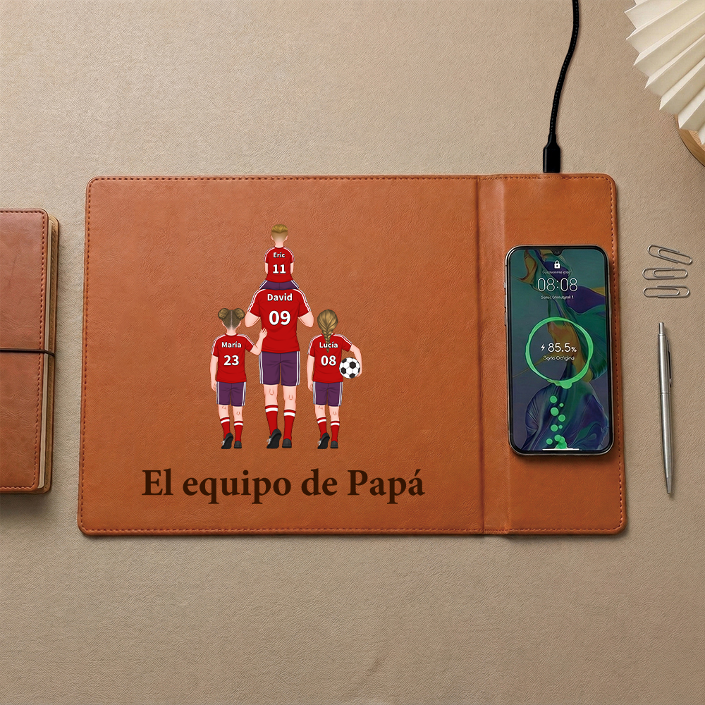 Alfombrilla de escritorio de cuero personalizada con función de carga inalámbrica, personalizada por el equipo de Dadday con entre 1 y 8 figuras de niños y nombres