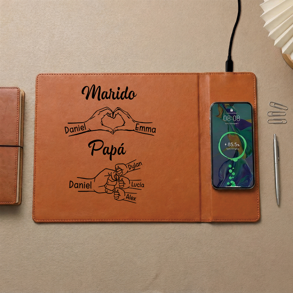 Alfombrilla de escritorio de cuero personalizada con función de carga inalámbrica, personalizada con 1 a 8 nombres y diseño de puño, regalo del Día del Padre para papá, marido, abuelo | Jessemade
