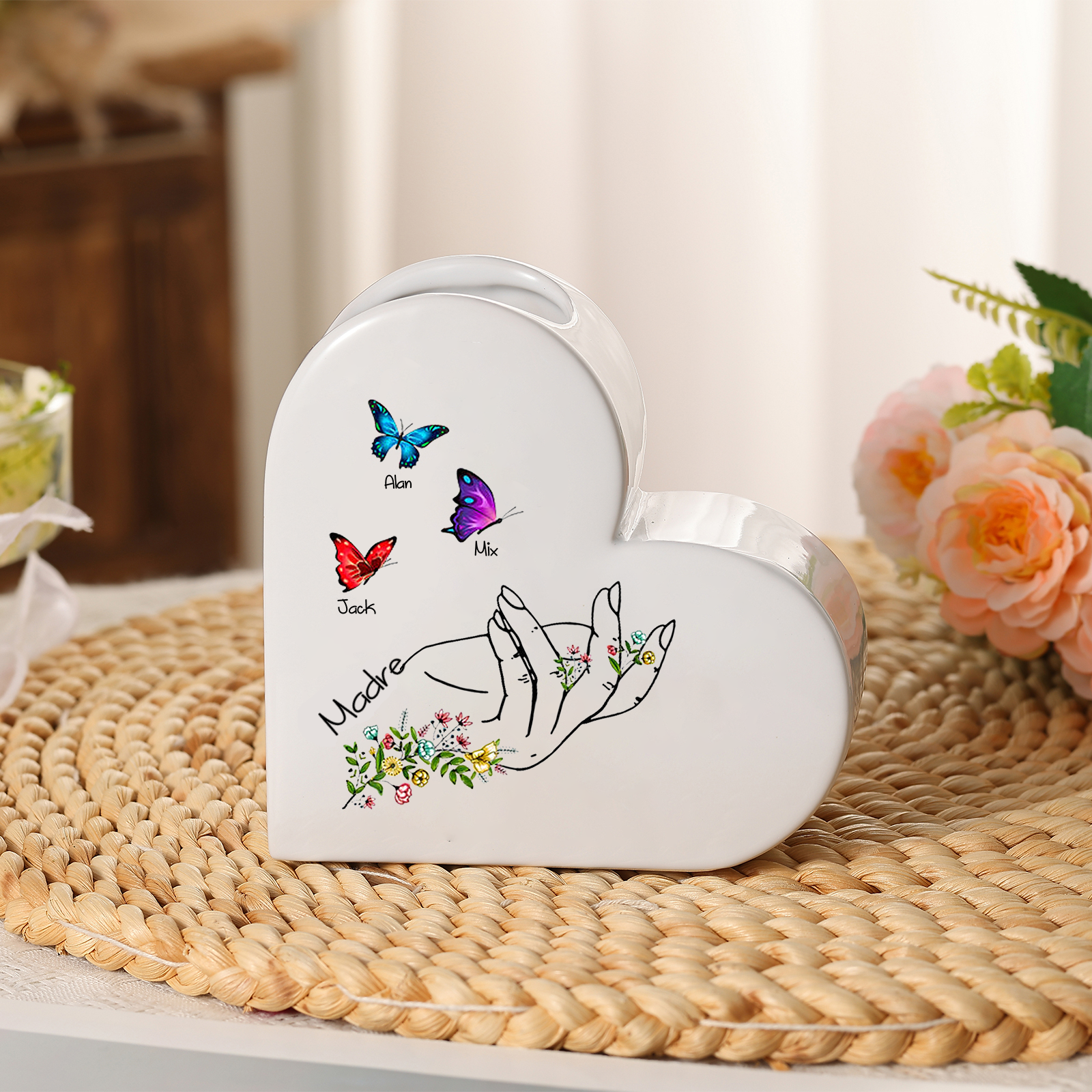 Jarrón de cerámica para Nana con corazones y mariposas, personalizado con 2-8 nombres