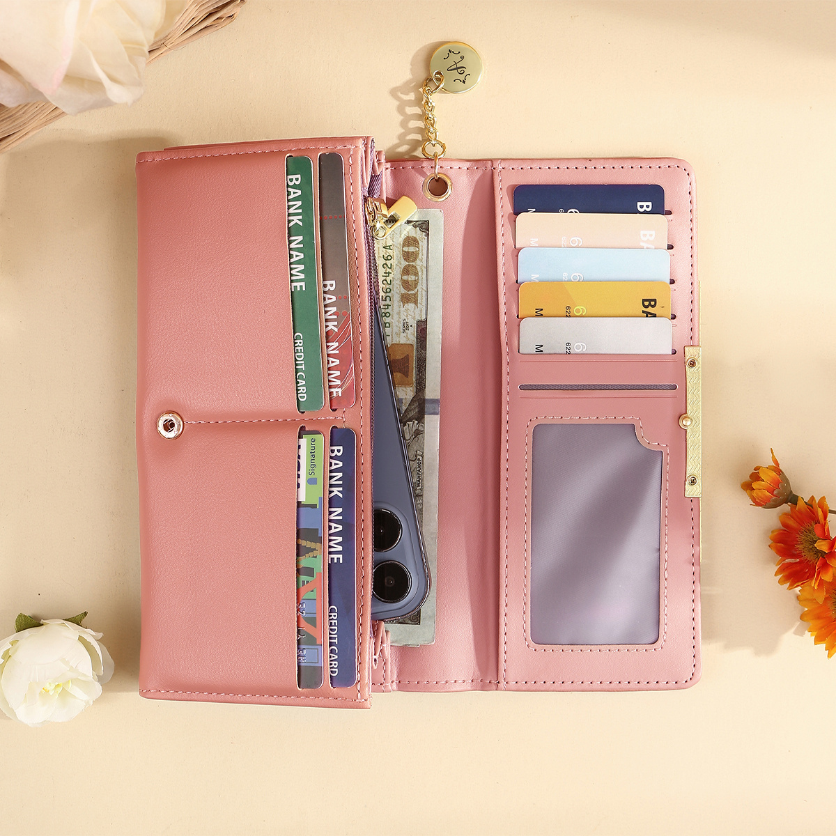 Cartera rosa personalizada con mensaje de amor y diseño de manos entrelazadas