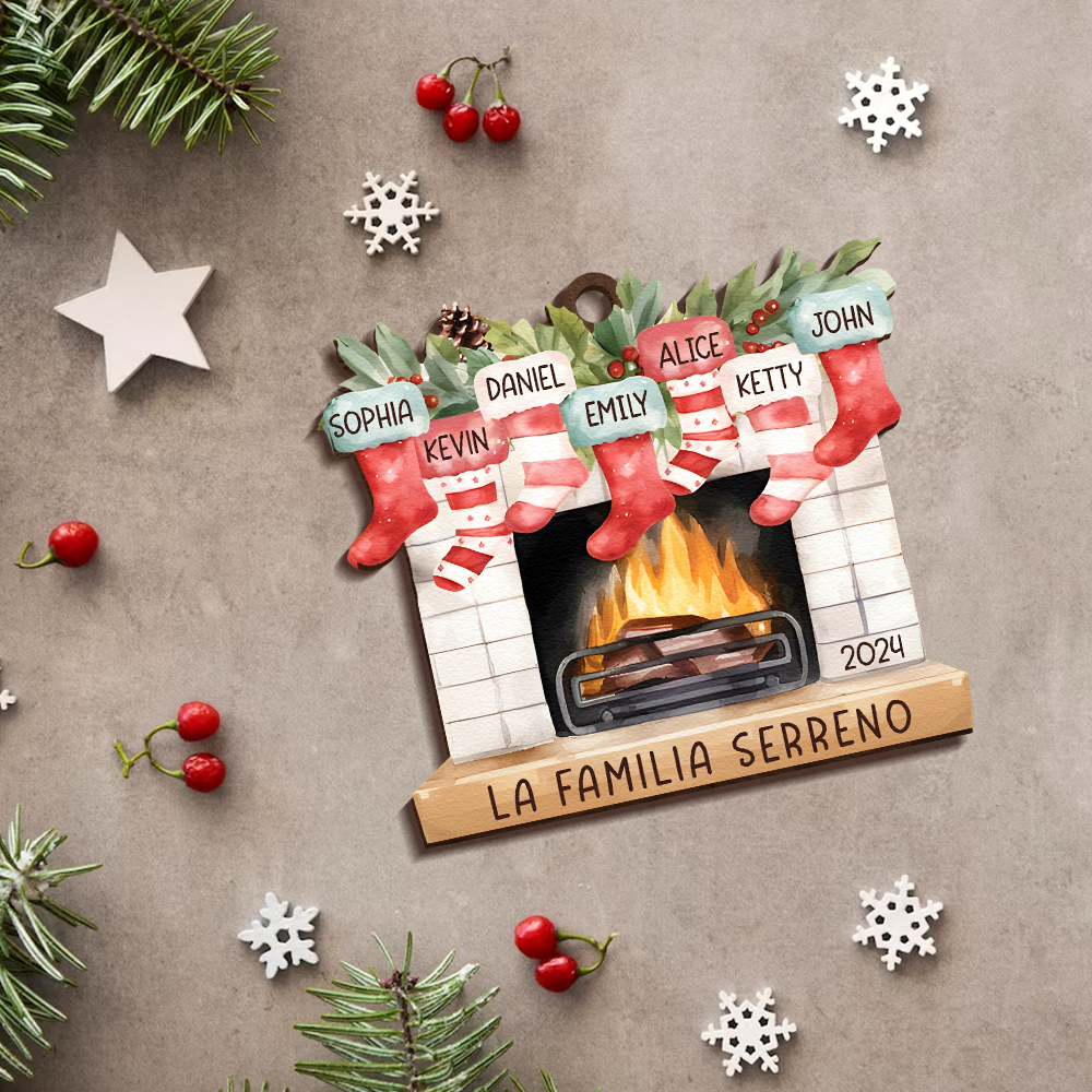 Navidad-Ornamento de madera chimenea y calcetines con 7 nombres, año y 1 texto personalizados | Jessemade