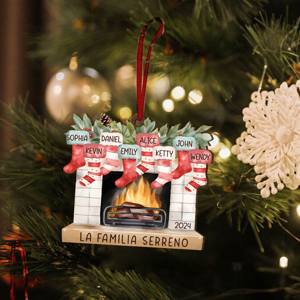 Navidad-Ornamento de madera chimenea y calcetines con 8 nombres, año y 1 texto personalizados | Jessemade