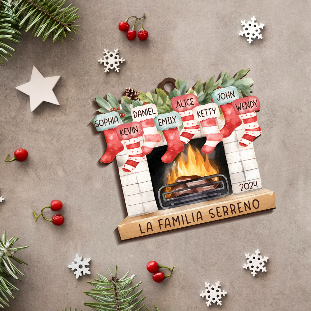 Navidad-Ornamento de madera chimenea y calcetines con 8 nombres, año y 1 texto personalizados | Jessemade