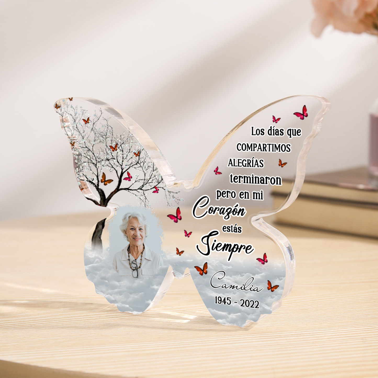 Placa de acrílico en forma de mariposa con nombre, años y foto personalizados para conmemoración | Jessemade
