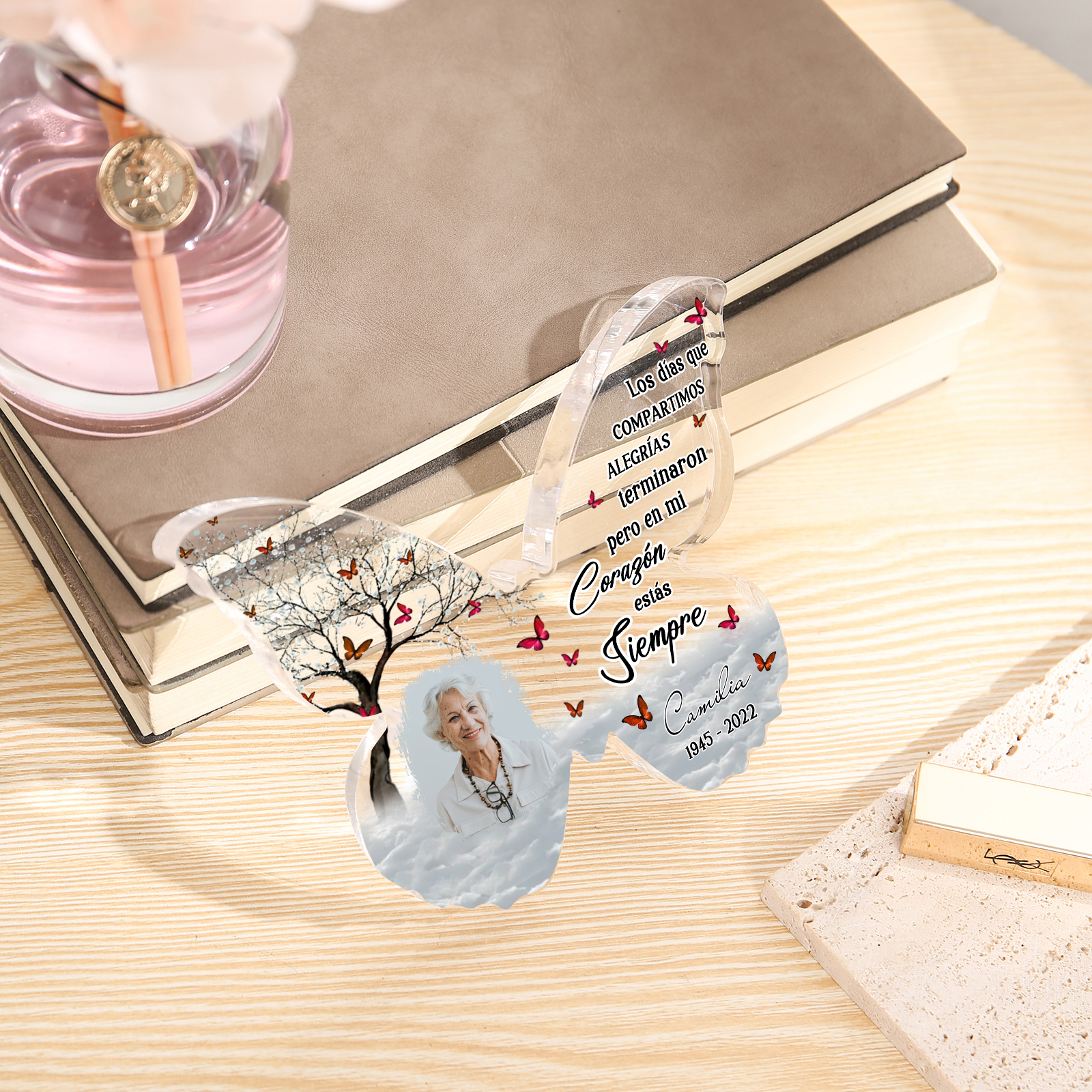 Placa de acrílico en forma de mariposa con nombre, años y foto personalizados para conmemoración | Jessemade