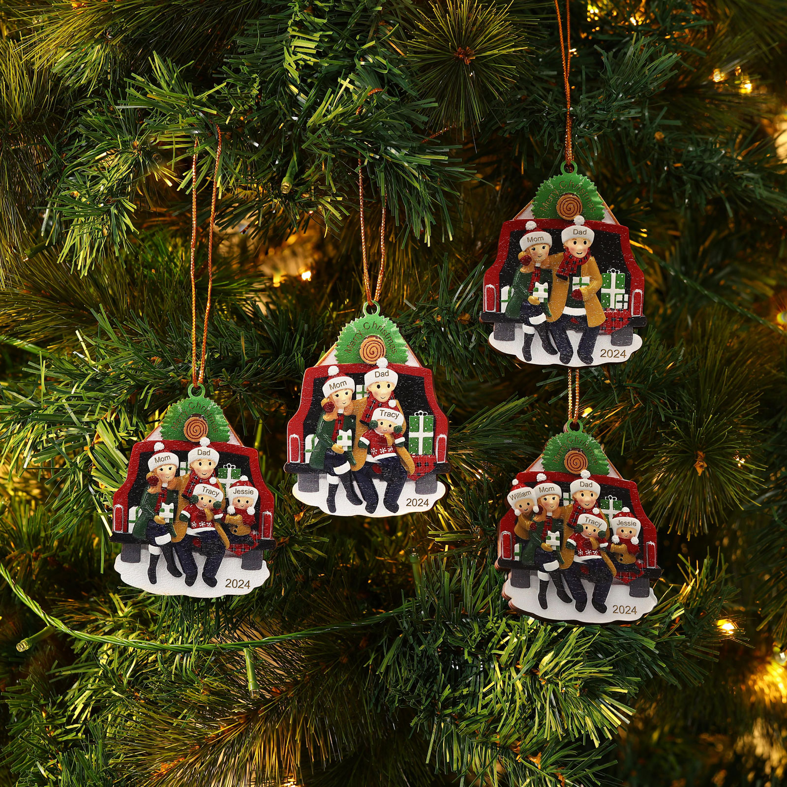 Navidad-Ornamento con muñecos de madera familia con regalos en coche 3 nombres, año y texto personalizados | Jessemade